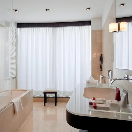 Crowne Plaza By Ihg Hotel 4*